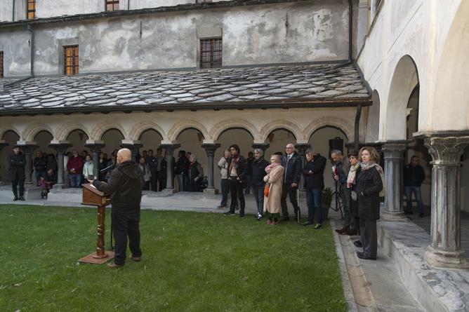 Chiostro della Collegiata dei Santi Pietro e Orso, Aosta, 24 ottobre 2025. Intervento dell'artista Andrea Carlotto, collaboratore di Chicco Margaroli per questa esposizione. (SteVePhoto)