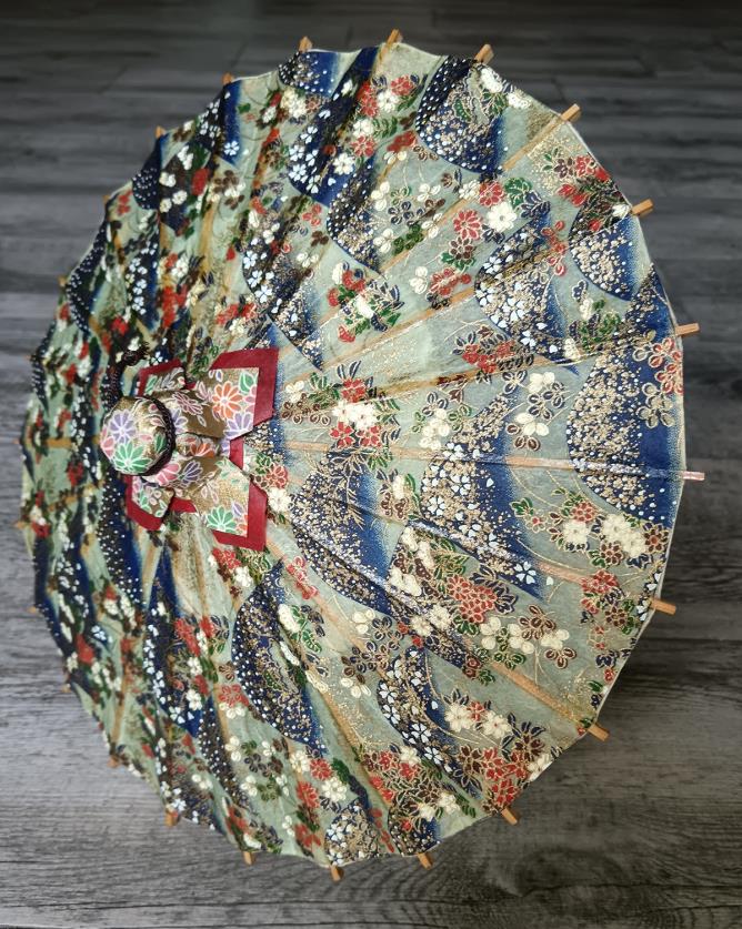 Shigeki Matsuda (terza generazione di artigiani Matsuda), Kanazawa wagasa, ombrello tradizionale giapponese, carta e bambù, Kanazawa, prefettura di Ishikawa, Giappone, 2025, collezione privata.