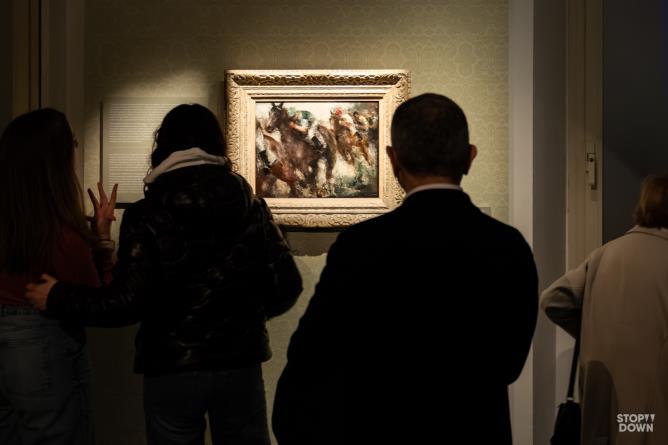 Musée archéologique régional d'Aoste, 27 février 2026. Visiteurs devant l'œuvre « Impressions sur la piste de course » lors de l'inauguration de l'exposition « Entre lumière et grâce ».