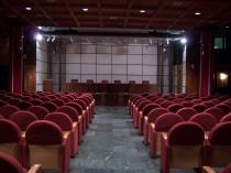 Capienza max 186 posti, di cui 6 al palco e 2 stalli per disabili