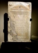 Stele in bardiglio di Titus Ophilius Amethystus e della sua sposa Ofilia Afrodite, liberti della famiglia degli Ofilii
