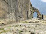 Donnas. Arco tagliato nella roccia e miliario.