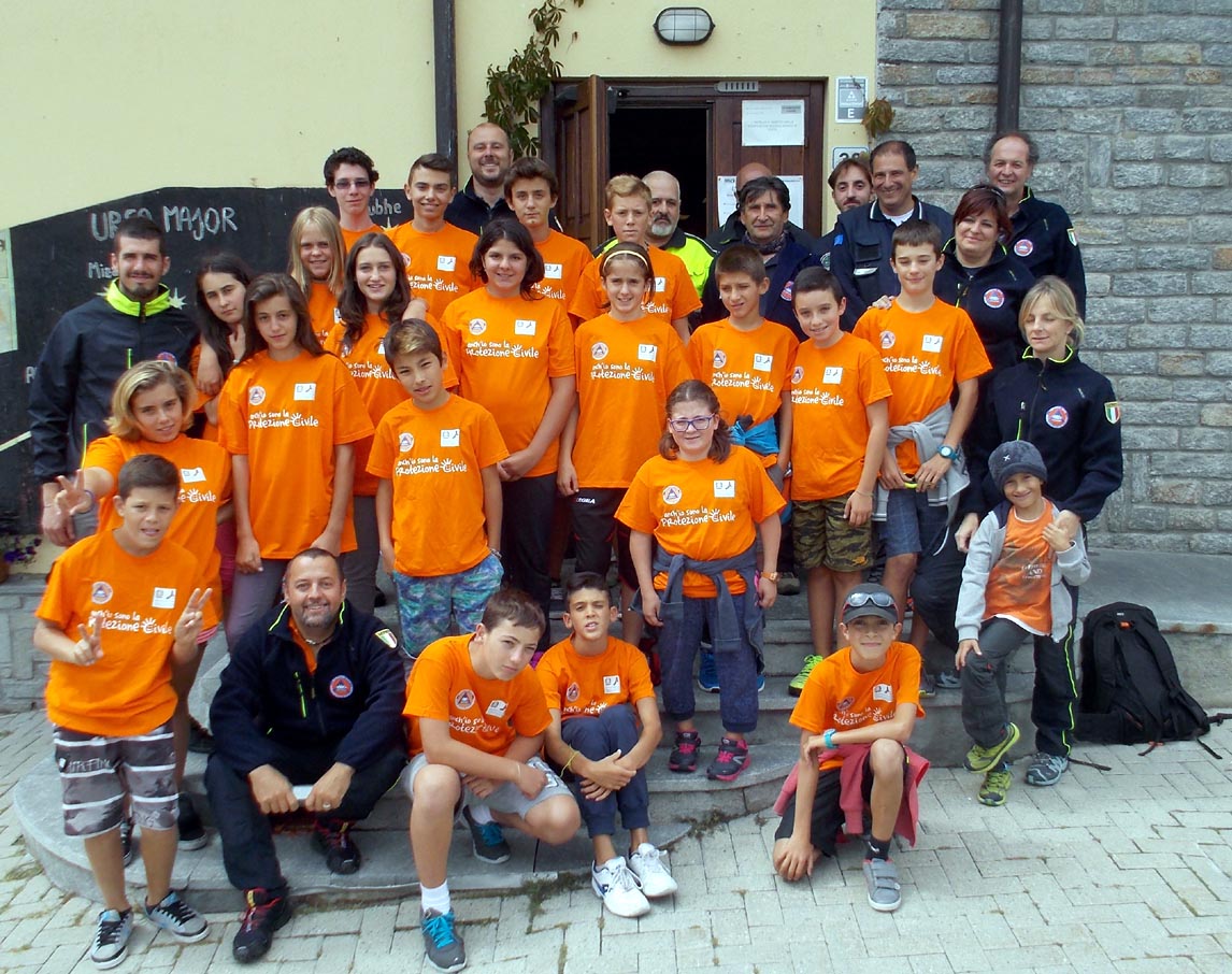 Foto di Gruppo dei ragazzi con i volontari di Protezione Civile