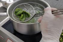 Cresta di gallo verde ripiena di caprino e semi di coriandolo