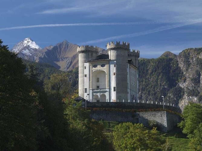 Il lato est del castello con alle spalle il Monte Grivola innevato