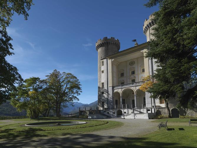 La facciata principale e la porzione di parco antistante