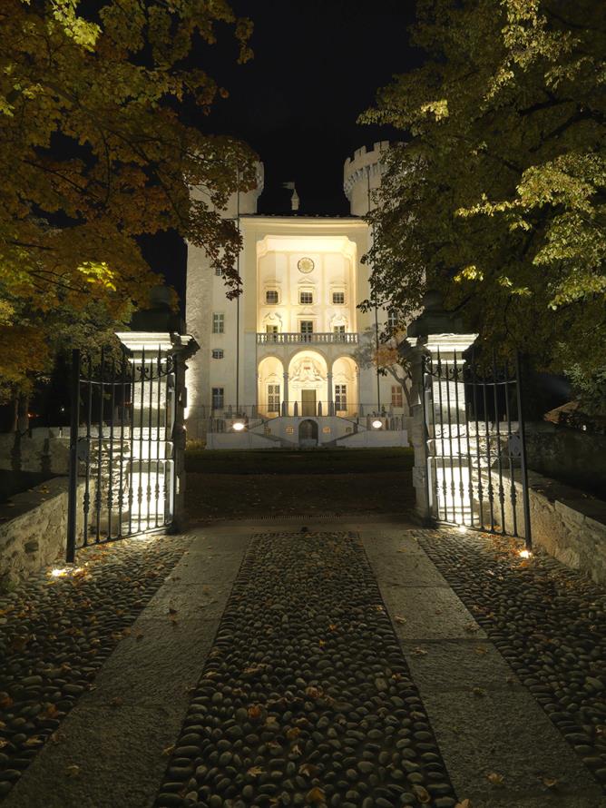 Veduta notturna del viale d'accesso al castello di Aymavilles