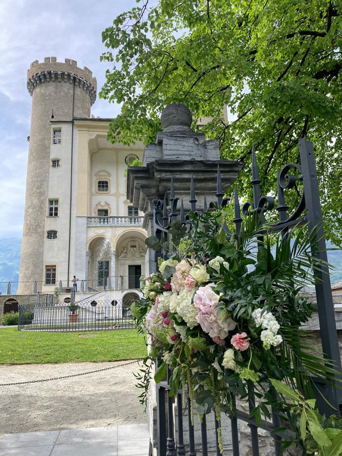 Castello di Aymavilles. Allestimento floreale al cancello d'ingresso.