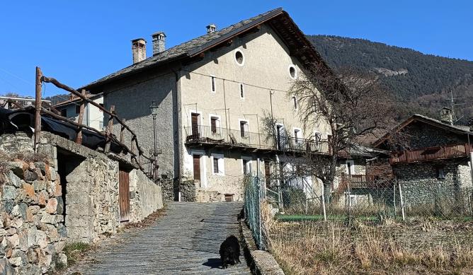 Saint-Denis, loc. Del. Casa a funzioni concentrate.