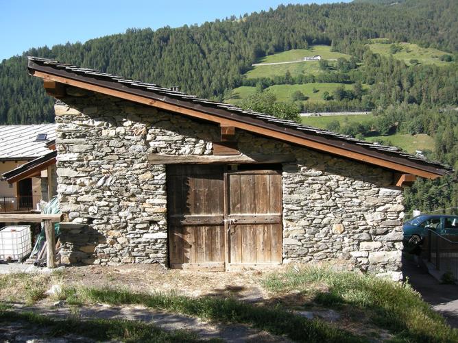 Challand-Saint-Victor, hameau de Provche. Linteau en bois.