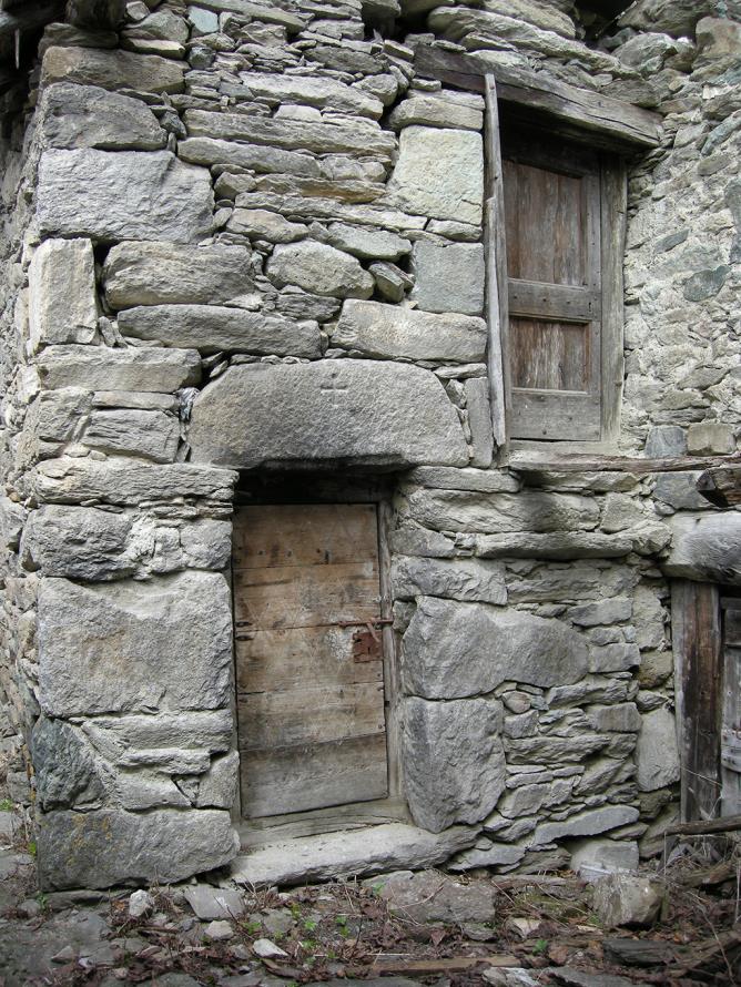 Saint-Marcel. Architraves en pierre et en bois.