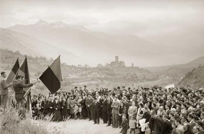 Saint-Pierre, 28 ottobre 1945. Inaugurazione del monumento agli otto ostaggi fucilati per ritorsione il 7 settembre 1944. © Regione autonoma Valle d'Aosta - Foto Octave Bérard (fondo Bérard)