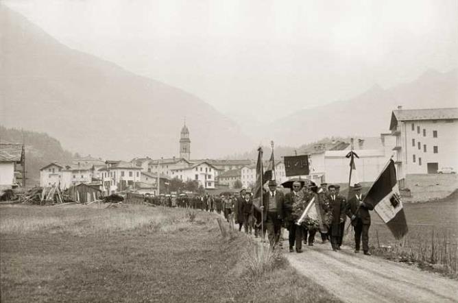 Cogne, 27 settembre 1964. Commemorazione della repubblica partigiana di Cogne del 7 luglio - 2 novembre 1944 e della battaglia della Presa del 2 novembre 1944. Corteo. © Regione autonoma Valle d'Aosta - Foto Octave Bérard (fondo Bérard)
